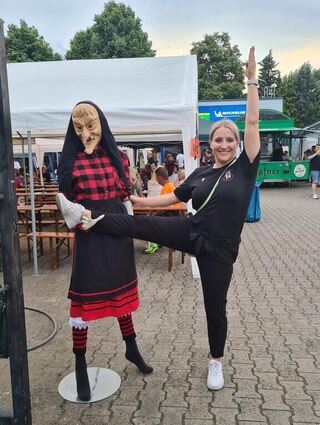 Madelaine Spilger (r.) ist als Gardeleiterin die gute Seele des Carneval Clubs Grün-Weiss Oftersheim.