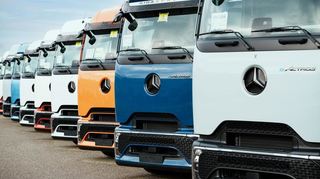Modelle des batterie-elektrisch angetriebenen Fernverkehrs-Lkw eActros 600. Gebaut wird er in Wörth, Komponenten kommen auch aus dem Mannheimer Werk.