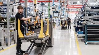 Blick in die Mannheimer Produktion von Daimler Truck.