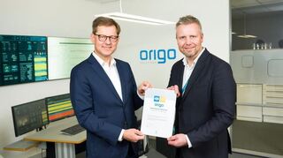 Steffen Philipp, Gesellschafter der Hima-Group, heißt Origo Solutions in der Brühler Unternehmensgruppe willkommen und überreicht Bjørn-Tore Lenes, CEO von Origo Solutions, im Februar 2024 die Anerkennungsurkunde.