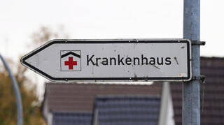 Ein Hinweisschild mit der Aufschrift «Krankenhaus» weist an einer Straße den Weg zu einer Klinik.