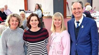 Bürgermeister Dr. Ralf Göck (r.) sowie das künftige Leitungsduo der kommunalen Altenbegegnungsstätte (v. l.) Irina Haas-Ritter und Daniela Gaisbauer danken der bisherigen Leiterin Pia Gärtner für deren Engagement.