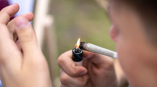 Trotz der Legalisierung von Cannabis ist der Konsum für Minderjährige verboten. Das hat sich ein Dealer in Ketsch zum Vorteil gemacht - und wurde dafür nun mit einer Geldstrafe bedacht.