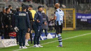 Seit Mitte Dezember steht Leistungsträger Terrence Boyd (r.) Waldhof-Trainer Bernhard Trares (l.) nicht zur Verfügung.