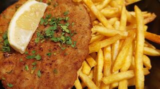 Schnitzel mit Pommes: Auch diesen Klassiker gibt es im Paulaner Brauhaus in Mannheim.