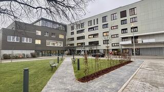 Der Vorplatz der GRN-Klinik.