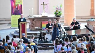Taylor-Swift-Gottesdienst in der Heiliggeistkirche in Heidelberg (Foto vom 12.05.2024). In den Musikgottesdiensten mit dem Titel "Anti Hero", nach dem gleichnamigen Swift-Song, werden Stücke der Pop-Ikone von der Sängerin Tine Wiechmann interpretiert, die bis vor kurzem Professorin für Pop-Kirchenmusik an der Hochschule für Kirchenmusik Heidelberg war zusammen mit der Live - Band Christoph Georgii (Piano), Christoph Carl (Bass) und Jens Nobiling (Drums).
