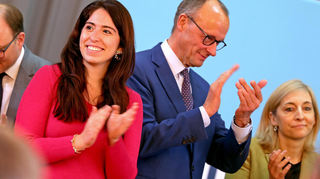 Die Bundestagsabgeordnete Melis Sekmen (links) freut sich, dass CDU-Kanzlerkandidat Friedrich Merz mit seinem Besuch in Mannheim ein Versprechen bei ihr einlöst.