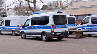 Wegen massiver Proteste musste die Feudenheimer Kulturhalle weiträumig von der Polizei abgeriegelt werden.