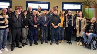 Die Spitze der örtlichen CDU übergibt im Kindergarten Sankt Lioba die Einnahmen aus der Christbaumaktion an die Vertreter der örtlichen Kindergärten, der Jugendwehr und der Bläserakademie. Mit dabei CDU-Bundestagsmitglied Olav Gutting (8. v. l.).
