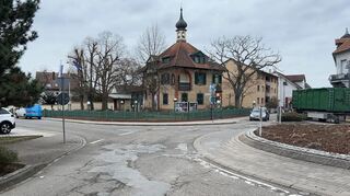 Seit Jahren ist die Asphaltdecke am Brühler Villa-Meixner-Kreisel in einem desolaten Zustand. Daran haben auch die Flickarbeiten der vergangenen Monate wenig geändert - im Gegenteil sehen Zweiradfahrer inzwischen ein erhöhtes Risiko für sich.