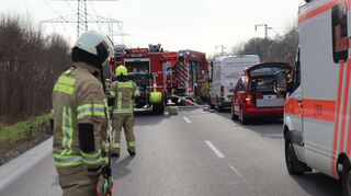 Die Feuerwehr ist nach einem Verkehrsunfall auf der L 560 im Einsatz.