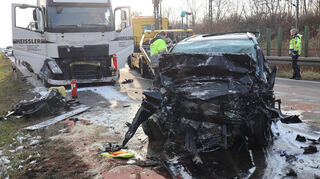 Beide Fahrzeuge sind bei dem Unfall schwer beschädigt worden.