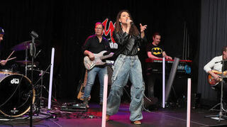 Drummer Giovanni Emanuele, Bassist Dietrich Bechtel, Christin Kieu, Keyboarder Martin Pohl und Mike Frank an der Gitarre heizen den Zuhörern im Pumpwerk ein.