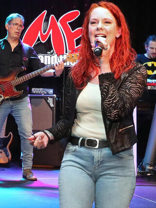 Nathalie Lang aus Hockenheim als Gastsängerin bei Session Reloaded im Pumpwerk.