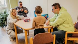 Ljiljanka Cika (l.) freut sich, wenn die Kinder Spaß am Spielen in der Gruppe, einem Elternteil oder ehrenamtlichen Betreuer haben.