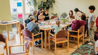 Beim gemeinsamen Basteln fühlen sich Kinder und Eltern sichtlich wohl.