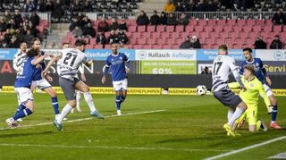Schuss ins Glück: Marco Schikora verwertet einen Nachschuss zum 1:0 für den SV Sandhausen. Gegen Arminia Bielefeld feiern die Kurpfälzer den ersten Sieg seit fast drei Monaten.