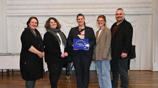 Kultusministerin Theresa Schopper (l.) überreicht Schulleiterin Alexsandra Misra, Oberstudienrätin Judith Bergmann, Saskia Schieber und Daniel Franz beim Festakt das Prädikat Europaschule.