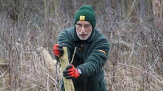 Frank Nürnberg beim Entfernen eines Götterbaums.