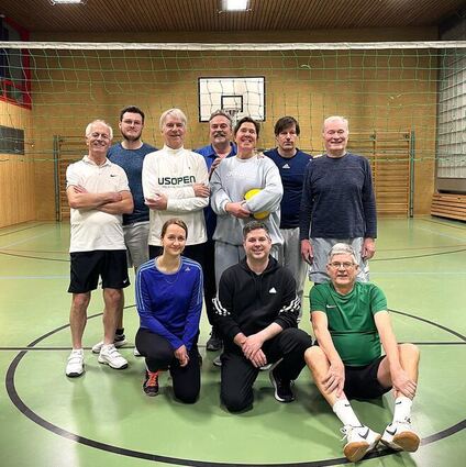 Vergnügungswartin Caroline Knapp (M.) und Breitensportwart Norbert Urbanek (hinten 3. v. li.) vom TC Ketsch sind auch bei „Fitness & Volleyball“ aktiv.