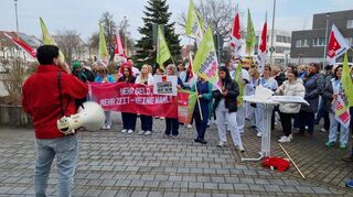 Imre Uysal, Gewerkschaftssekretär von "ver.di", heizt die Menge an.