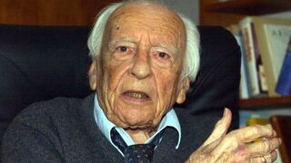 Im Gespräch bleiben: Der Philosoph Hans-Georg Gadamer in seinem Privathaus in Heidelberg-Ziegelhausen bei einem Interview mit der Deutschen Presse-Agentur.