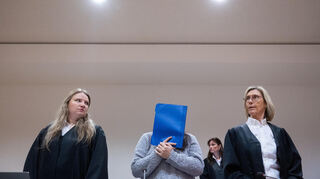 Die Angeklagte mit ihren Anwältinnen Lena Bretz (l.) und Andrea Yvonne Combe beim Auftakt eines Prozesses im Landgericht Heidelberg.