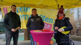 Philipp Kramberg, Frank Köcher-Hohn und Claudia Loff bei der Vorbereitung des Wahlkampfstands.