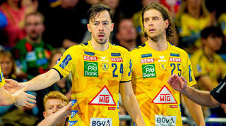 Das Logo der WTG ziert noch bis Saisonende das Löwen-Trikot von Patrick Groetzki (links) und Olle Forsell Schefvert.