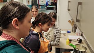 Die Teilnehmerinnen der „Cook mal“ AG sind sichtlich gespannt auf die Ergebnisse.