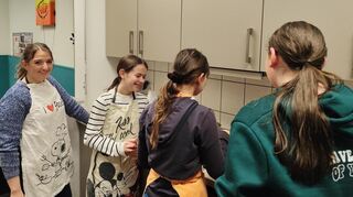 Leiterin Vivien Gierden (v.l.) hat beim Kochen mit Chiara Pflug, Elisa Schad und Elisa König sichtlich Spaß.