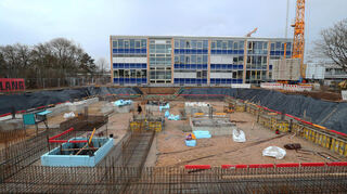 Blick auf die Baustelle in Brühl mit der Schillerschule im Hintergrund.
