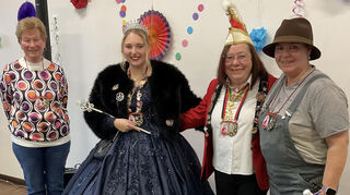Hoher Besuch: Uschi Nitsche (r.) und Alexandra Özkalay (l.) heißen Luxina Kim Stella I. vom Sternenzauber und Luxe-Präsidentin Karin Thegler im Gemeindehaus willkommen.