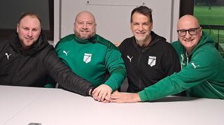 Oftersheims Co-Trainer Sebastian Fenyö, Dimi Chrisafis, Trainer Christian Thome und André Stajcar bei der Vertragsverlängerung der beiden Coaches.