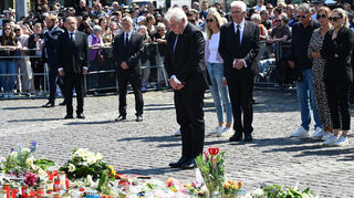 Eine Woche nach dem Attentat kam am 7. Juni 2024 auch Bundespräsident Frank-Walter Steinmeier (vorn) für die Gedenkveranstaltung auf den Mannheimer Marktplatz.