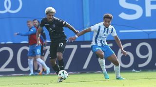 Szene aus dem Hinspiel: Samuel Abifade (links) gegen Rostocks Dario Gebuhr. Die Partie endete 1:1.