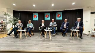 Sie brignen die Criminale nach Schwetzingen: Katharina Simmert vom Kulturamt (v.l.), Bibliotheksleiterin Saskia Lindenbeck, OB Matthias Steffan, Autor Klaus Maria Dechant, Till Meßmer von der VVR-Bank Kur- und Rheinpfalz und Sparkassen-Vorstandschef Rainer Arens.