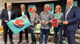 Sie helfen mit, dass die Criminale in Schwetzingen ein Erfolg wird: Sparkassen-Chef Rainer Arens, OB Matthias Steffan, Katharina Simmert vom Kulturamt, Autor Klaus Maria Dechant, Bibliotheksleiterin Saskia Lindenbeck und Till Meßmer von der VVR-Bank Kur- und Rheinpfalz.