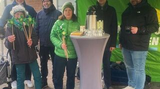 Die Grünen werben in der Karlsruher Straße um Wählerstimmen.