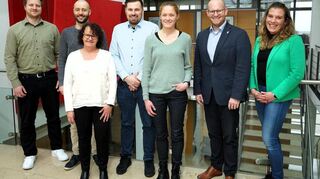 Nach der Vertragsunterzeichnung im Rathaus von Malsch: Rauenbergs Klimaschutzmanager Leander Steidel (v. l.), Klimaschutzmanager Erik Lang (Nußloch), Bürgermeisterin Petra Müller-Vogel (Gaiberg), Bauamtsleiter Marc Schneider und Klimaschutzmanagerin Julia Berberig (Ketsch), Bürgermeister Tobias Greulich (Malsch) und Deer-Projektmanagerin Bettina Öffinger. Bild: Volker Widdrat
