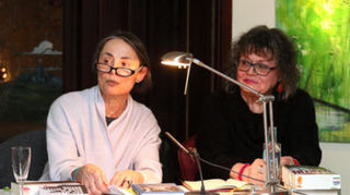 Barbara Hennl-Goll (l.) und Dagmar Krebaum begehen als Literaturexperten in der Villa Meiner literarische Morde.