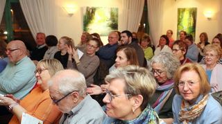 Die Krimilesung mit Barbara Hennl-Goll und Freunden begeistert das Publikum in der Brühler Villa Meiner.