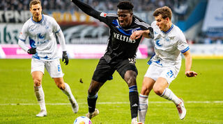 Mit Hansa spielte Alexander Rossipal (r.) eine Saison lang gegen Gegner wie Schalke 04 (hier Bryan Lasme).