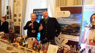 Auch auf der grünen Insel gibt es tolle Whiskeys. Zu Gast bei Stephan Weinkauf von Irish-Whiskeys (r.) ist Hersteller Maurice O'Connell.
