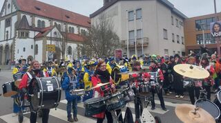 Viel Musik und ausgelassene Stimmung beim Narrensprung in Ketsch.