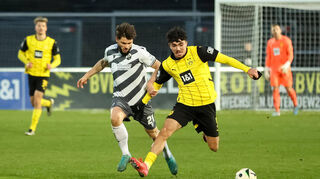 Im Stadion Rote Erde in Dortmund verliert der SV Sandhausen gegen die zweite Mannschaft des BVB mit 0:1 - hier beharkt Marco Schikora (l.) Antonio Foti.