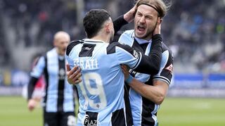 Arianit Ferati und Felix Lohkemper feiern das Tor zum 2:0 gegen Rostock.