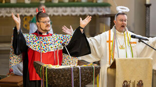 Ein Amen und Hellau, Alaf und Ahoi zeitgleich in der Kirche: "Teufelchen" Pfrarrer Tobias Habicht (l.) und "Engelchen" Pfarrer Uwe Lüttinger bei ihrer Narrenpredigt.