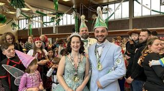 Das Oftersheimer Prinzenpaar Stephie I. und Marco I. wurde von Präsident Jürgen Abel (M.) begleitet.